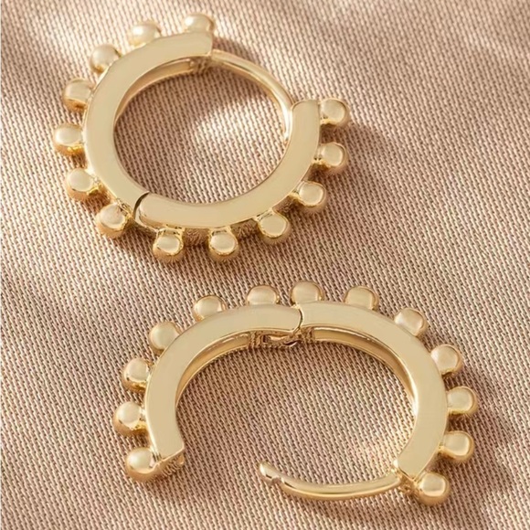 Tiny gold detail huggie hoops 18k gold plated ✨ - Picture 3 of 3